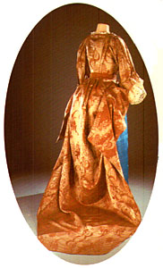 Photo-Mannequin in gold and blue historic dress